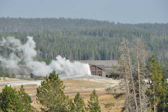 Noventa minutos mais tarde, o Old Faithful entra novamente em erupção, no Yellowstone National Park, em Wyoming, nos Estados Unidos